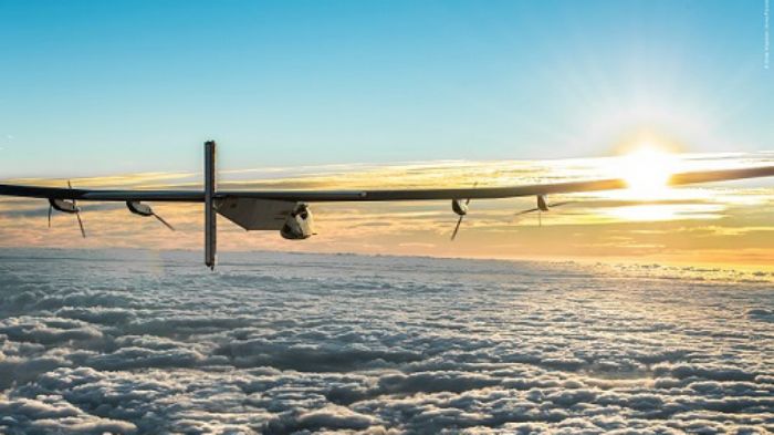 Το Solar Impulse αποτελεί το πρώτο αεροσκάφος που μπορεί να πετάξει μέρα και νύχτα χωρίς καύσιμα και εκπομπές ρύπων, με ενέργεια αποκλειστικά από τον ήλιο. 