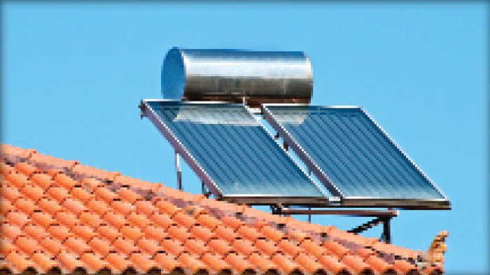 Ηλιακός θερμοσίφωνας σε στέγη σπιτιού.