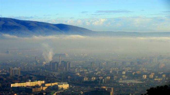 H αιθαλομίχλη προκαλείται από την καύση στερεών καυσίμων, κυρίως ξύλου και κάρβουνου.