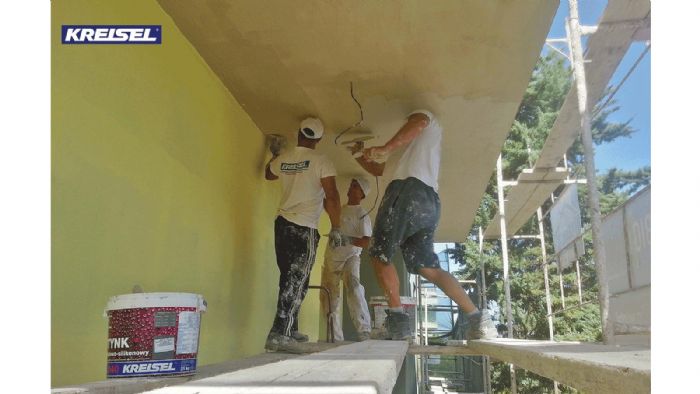 Στο κτίριο εκτός από τα υλικά της εξωτερικής θερμομόνωσης χορηγήθηκαν και επισκευαστικά σκυροδέματος.